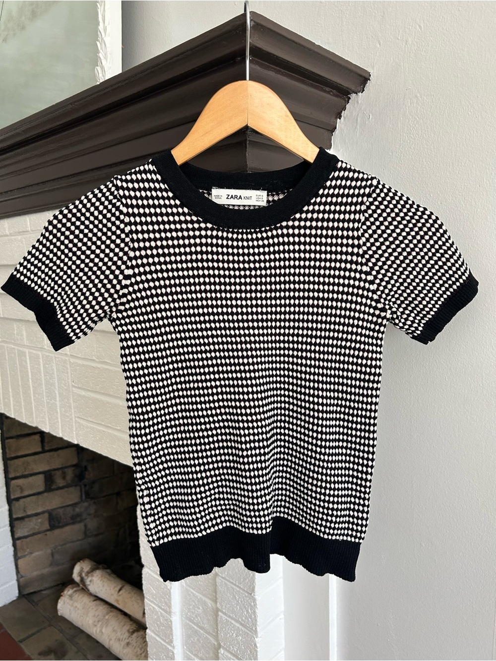 Zara Black & White Short Sleeve Knit Top